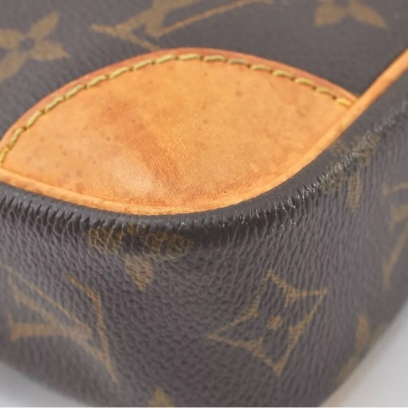 Authentic Louis Vuitton crossbody bag - Picture 8 of 16